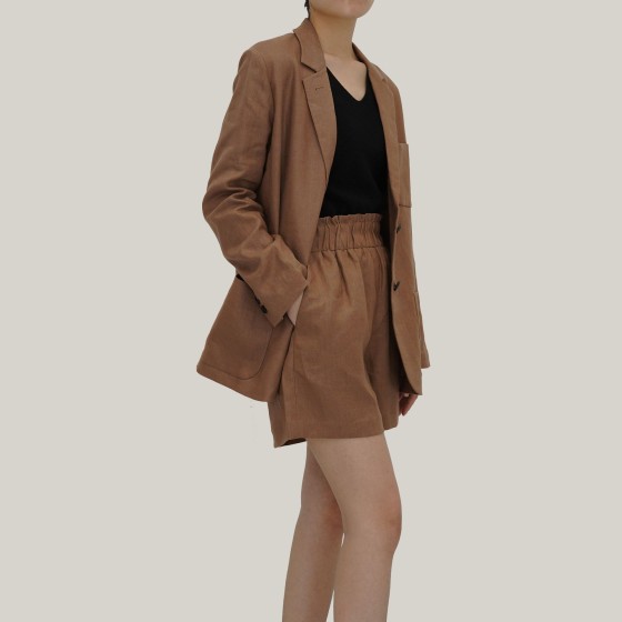 Small single-breasted linen suit